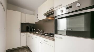 Een koelkast, een magnetron, een vaatwasser