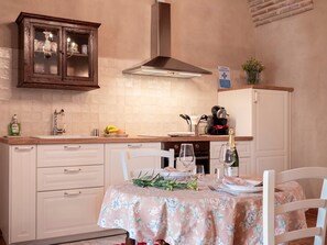 Réfrigérateur, four, lave-vaisselle, cafetière/bouilloire