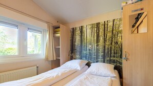 Makuuhuoneessa on kaksi sänkyä, ikkuna, patteri ja vaatekaappi.