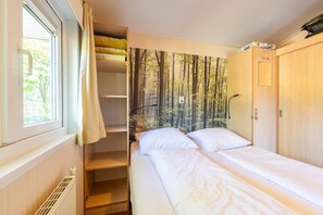 2 bedrooms, iron/ironing board, internet