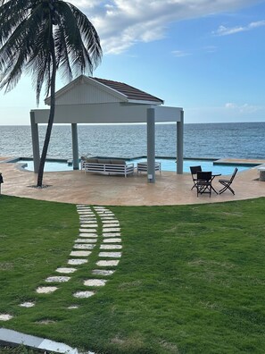 Outdoor dining - Luxury penthouse Ocean view (Tower Isle)