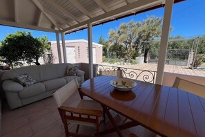 Outdoor dining - Primavera Retreat (Chania Town)