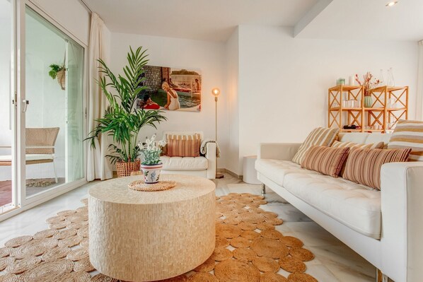 Smart TV, fireplace