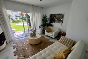 Smart TV, fireplace