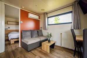 1 bedroom, free WiFi - Pet-Friendly Lodge Stay (Maurik)