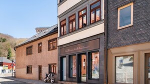 Un bâtiment à deux étages dont la devanture porte l’inscription « STRECKENBACH ».