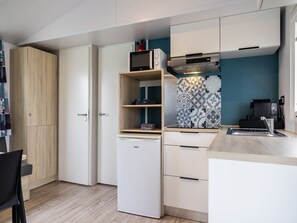 Réfrigérateur, micro-ondes, plaque de cuisson, lave-vaisselle