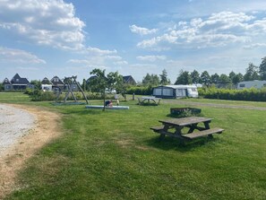 Outdoor dining - Friesland Chalet near the watershore (De Veenhoop)