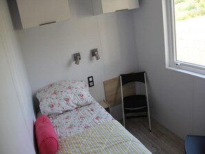 3 bedrooms, WiFi - Friesland Chalet near the watershore (De Veenhoop)