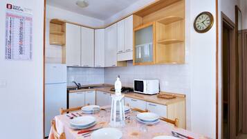 Kühlschrank, Ofen, Herdplatte, Esstisch