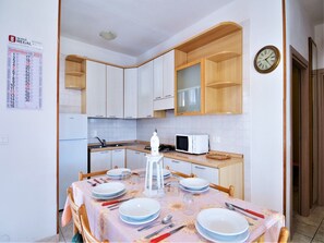 Fridge, oven, stovetop, dining tables - Apartment in Rosolina Mare near the Sea (Rosolina Mare (RO))