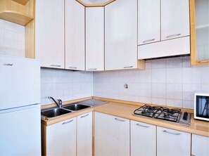 Réfrigérateur, un four, surface de cuisson, table de salle à manger