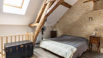 2 bedrooms, travel cot