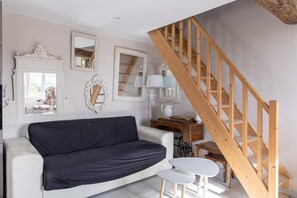 Smart TV, DVD player - Charming Home in Molesme (MOLESME)