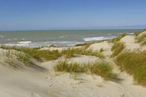 A beach with sand dunes and grass. - Camiran Escape: Wine & Calm (Camiran)
