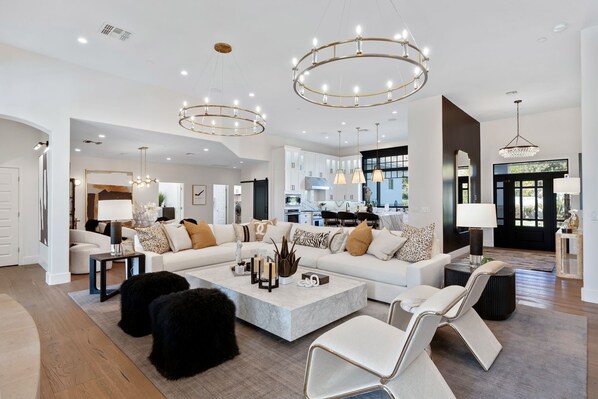 Una televisión, una chimenea