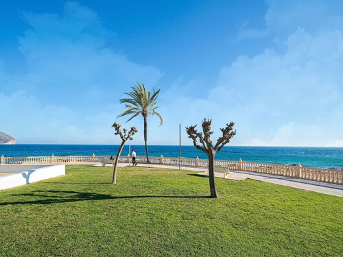 Comfort Steps from the Sea