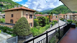 Un barrio residencial con casas, una calle y una colina al fondo.