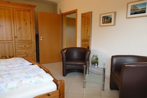 1 chambre, fer et planche à repasser, accès Internet, draps fournis