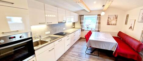 Kühlschrank, Mikrowelle, Ofen, Geschirrspüler