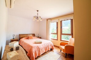 3 bedrooms, iron/ironing board, free WiFi, bed sheets