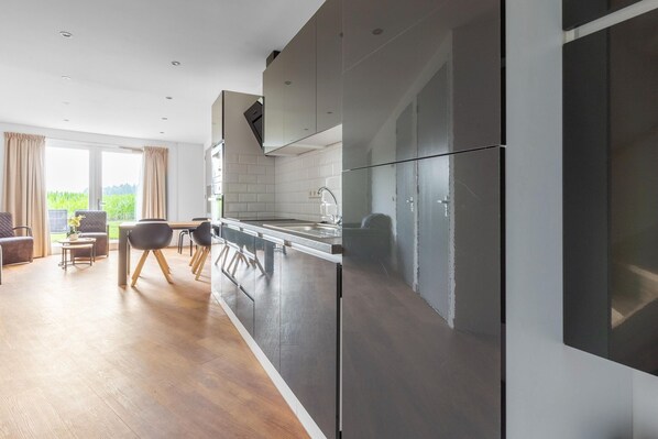 Frigorífico, microondas, horno y placa de cocina