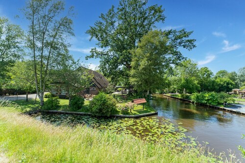 Bauernhaus in Giethoorn an den Kanälen