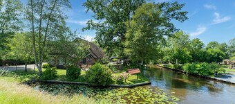 Farmhouse in Giethoorn by the Canals