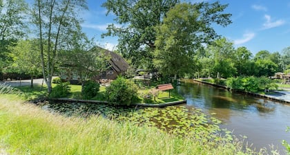 Bauernhaus in Giethoorn an den Kanälen