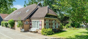 Farmhouse in Giethoorn by the Canals