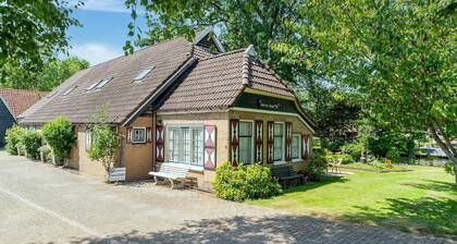 Farmhouse in Giethoorn by the Canals