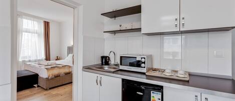 Køleskab, kogeplade, kaffe-/temaskine, elkedel