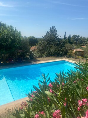 A swimming pool surrounded by lush greenery and a clear blue sky. - La Joséline  (Flayosc)