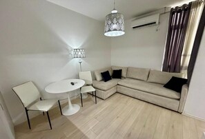 Apartemen, 1 kamar tidur, Boleh Merokok, balkon | Ruang keluarga