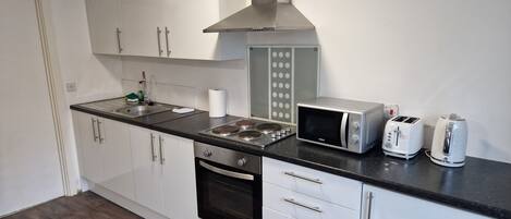 Køleskab, mikrobølgeovn, ovn