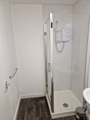 Doccia, asciugacapelli, asciugamani, carta igienica