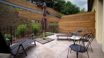 Deluxe-huone, terassi | Select Comfort -patjalliset sängyt, minibaari, tallelokero huoneessa