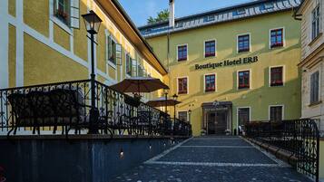 A cobblestone street leading to a building with the sign 'Boutique Hotel ERB'.