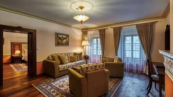 Luxury Apartment | Select Comfort beds, minibar, in-room safe, soundproofing