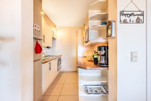 Fridge, microwave, oven, stovetop - Apartment in Koksijde with Seafront View (Koksijde)