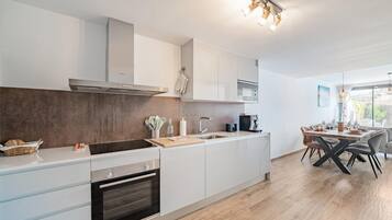 雪櫃、微波爐、焗爐、洗碗機