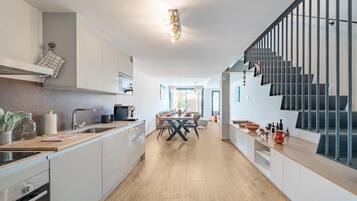 Een koelkast, een microgolfoven, een oven, een vaatwasser