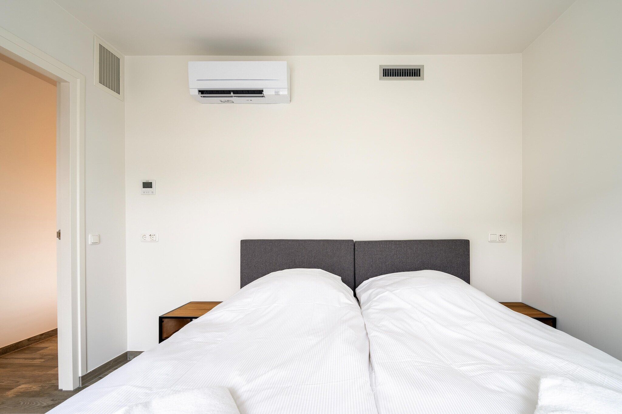 2 bedrooms, travel crib, free WiFi