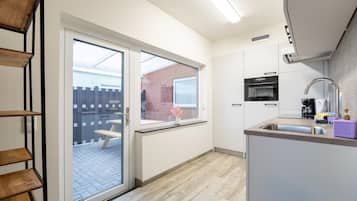 Kylskåp, mikrovågsugn, spishäll och diskmaskin