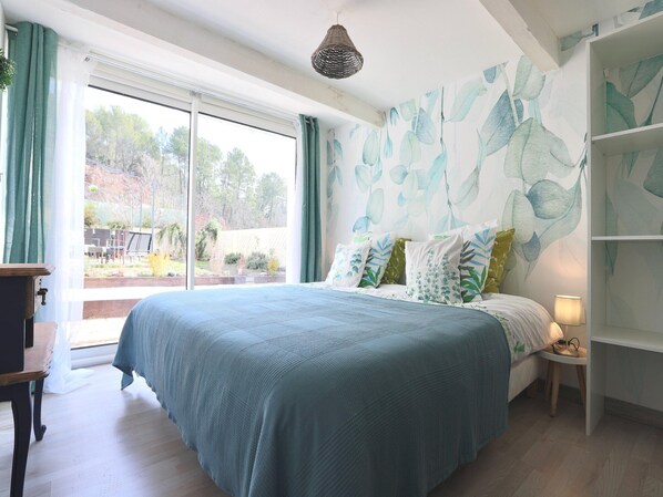 4 bedrooms, WiFi - Holiday Home in Gargas near Route des Ocres (Gargas)