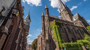 Una iglesia histórica con altas agujas y muros cubiertos de hiedra.