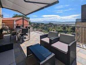 Deluxe Apartment, River View | Outdoor dining