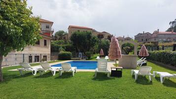 Een seizoensgebonden buitenzwembad