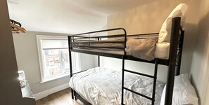 4 Schlafzimmer, Bügeleisen/Bügelbrett, Reisekinderbett, WLAN