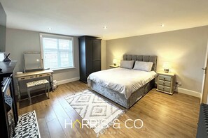 4 bedrooms, iron/ironing board, WiFi, bed sheets - Admirals Rest (Fleetwood)